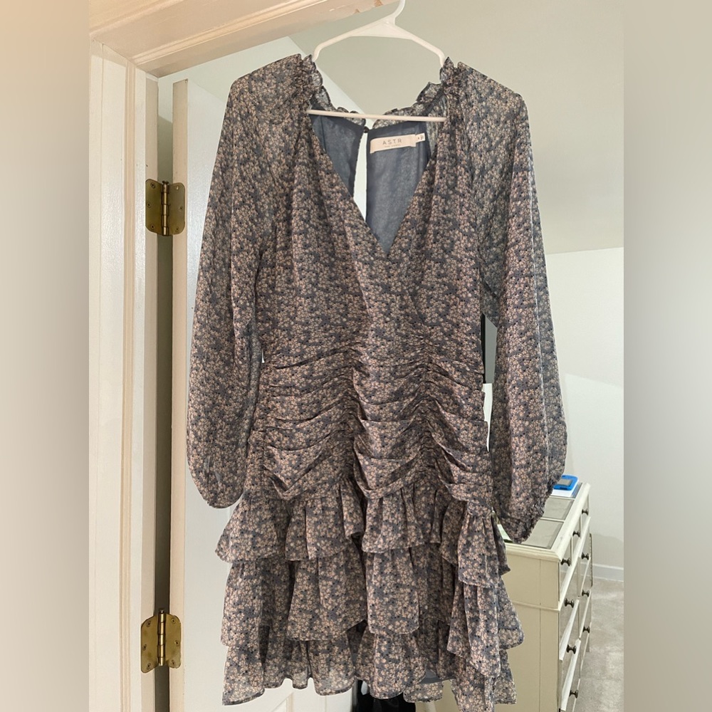 ASTR THE LABEL - Tiered Ruffle Floral MINI DRESS / Medium